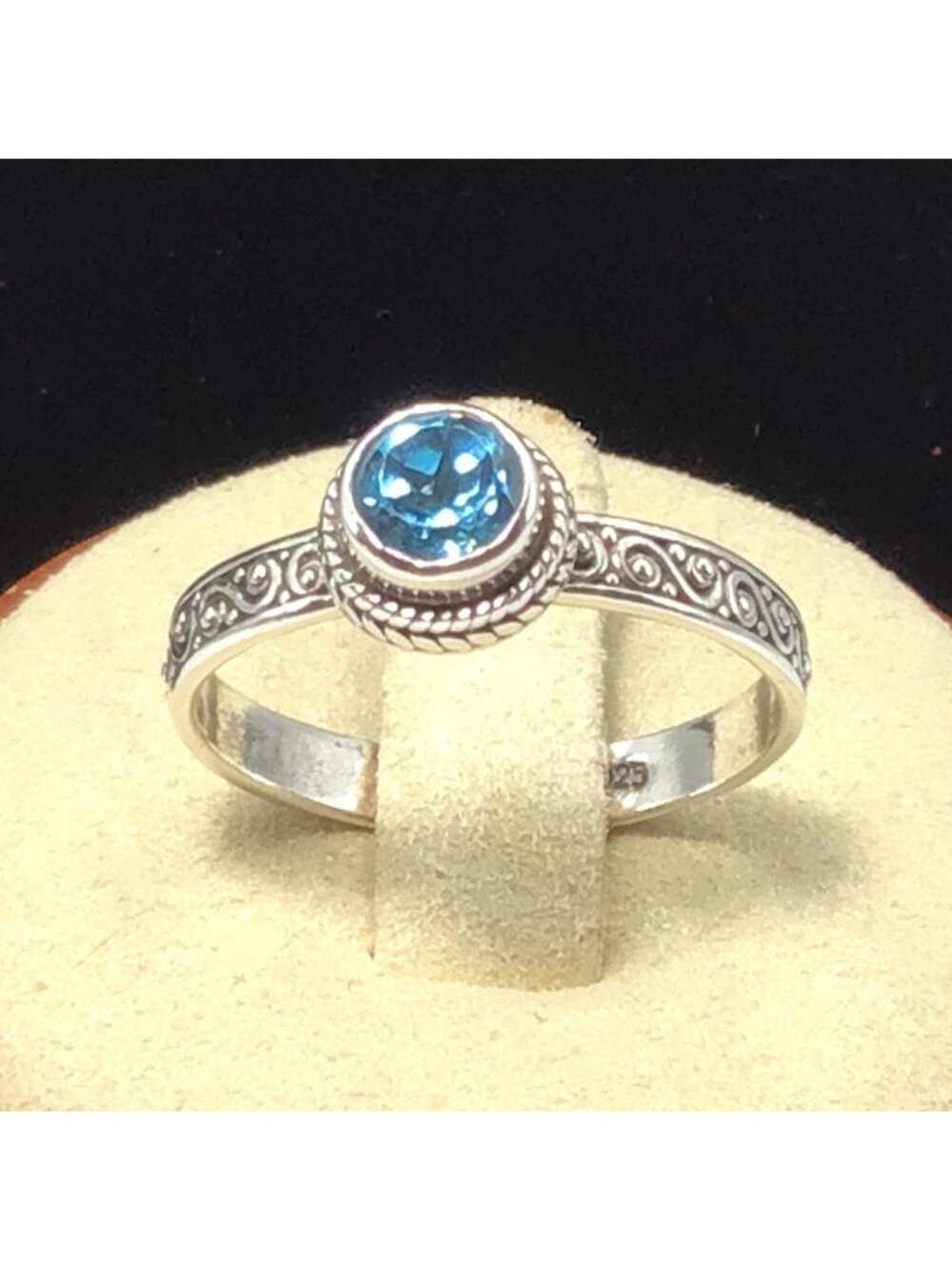 Sarda Sterling Silver Blue Topaz Ring 2.7g Size 7.25